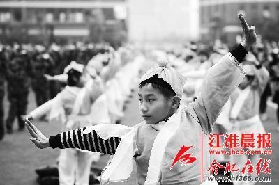 學生們在進行集體武術(shù)操展示。