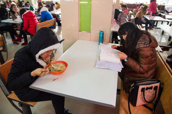 圖為在食堂內(nèi)復(fù)習(xí)的學(xué)生。