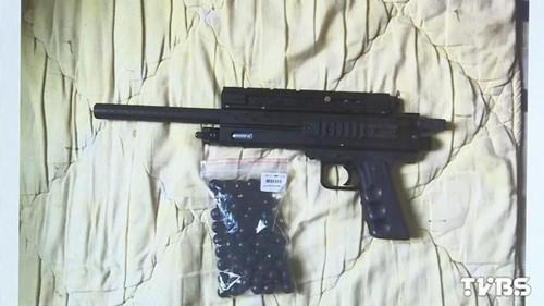 林姓男子使用的瓦斯鎮(zhèn)暴槍。圖自TVBS網(wǎng)站