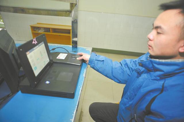 高考報(bào)名錄入指紋開始執(zhí)行,在校生由學(xué)校統(tǒng)一錄入。