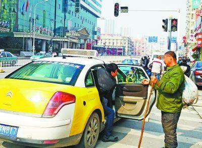 行乞者與保安聊天，竟頻頻對(duì)保安的收入表達(dá)出了不屑。