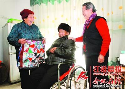 七旬奶奶眼睛復(fù)明欲回饋社會(huì) 縫愛(ài)心坐墊贈(zèng)人