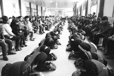 學(xué)生們在老師的指導(dǎo)下，一起給父母下跪謝恩。微博截圖