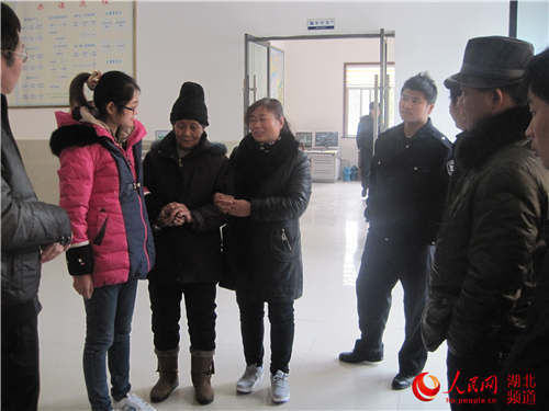 女子拋家躲債三十年雙目失明