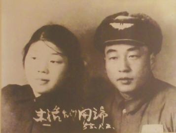 當(dāng)年的結(jié)婚照老人還保留得很好。