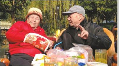 結(jié)婚60年，梁玉芹婆婆和王再功爺爺恩愛(ài)如初。