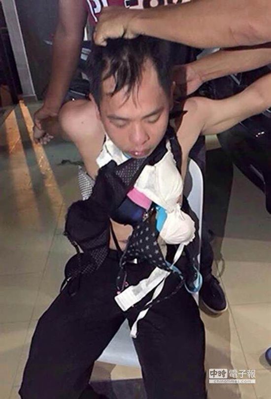 新加坡一名內衣賊，被迫穿上女性內衣游街示眾。