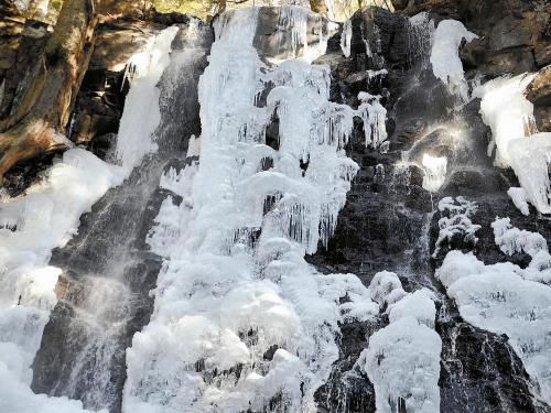 富士河口湖畔的瀑布結(jié)冰，成了一道“冰瀑”。