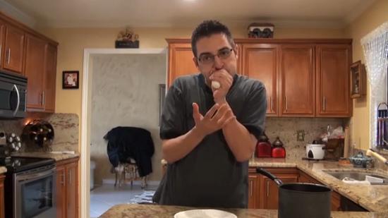 這名男子用手捏緊雞蛋，從窄口一吹，便能輕易把雞蛋吹出，而且不帶任何碎片。