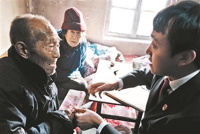 法官送去贍養(yǎng)費(fèi)。