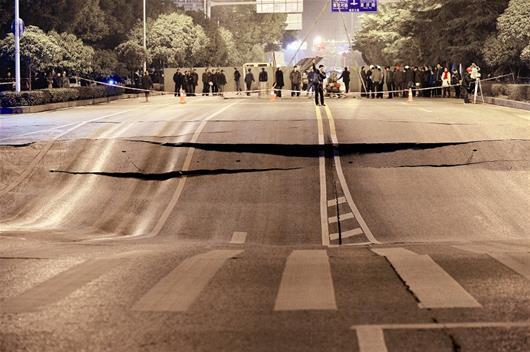 地面繼續(xù)下沉，路面斷裂