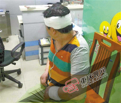 昨日，受傷的游客譚先生在醫(yī)院接受治療。