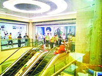 遇難女子家屬很悲傷。