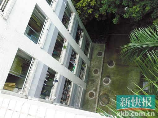 據(jù)目擊者稱,當(dāng)時墜樓者躺在右排中、下兩個井蓋中間附近。