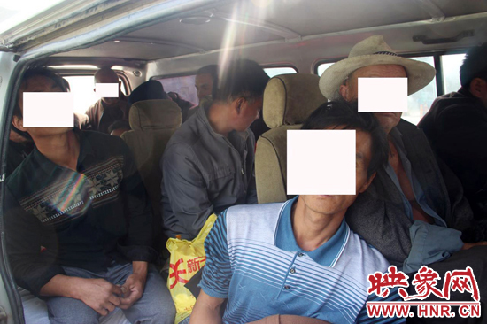 一輛8座的面包車竟然擠進17個人。