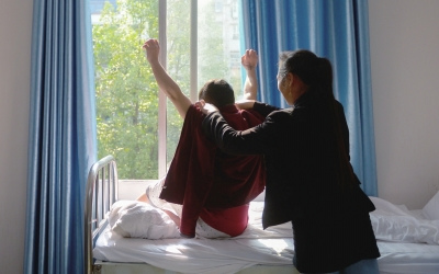 出院前，窗外透進(jìn)一道陽(yáng)光，打在他的身上。