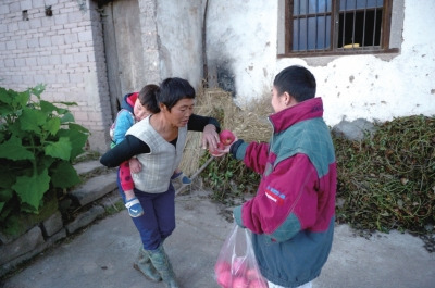 看到他遞來(lái)蘋(píng)果，村人尷尬地笑笑，婉拒了。