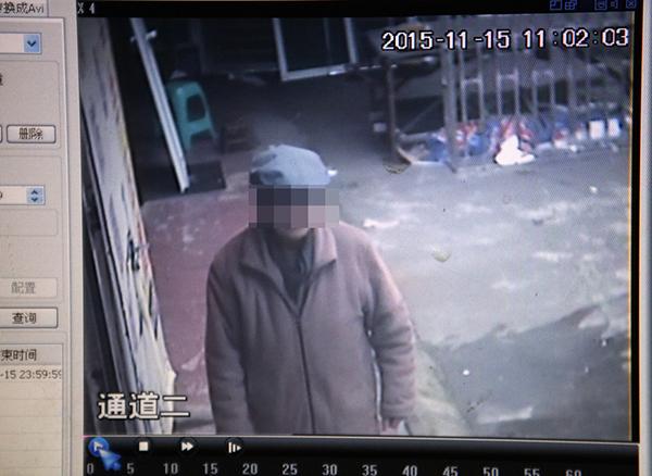 2015年11月17日，鄰居家的監(jiān)控在事發(fā)當(dāng)天拍到老人生前遺像。澎湃新聞記者 雍凱 圖