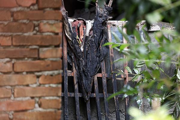 被燒焦的窗沿。澎湃新聞記者 雍凱 圖