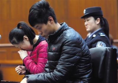 昨日，因殺死自己的親生兒子，被告人王某受審，其男友喬某則因涉嫌幫助毀滅證據(jù)罪受審。