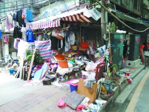 工作人員清理前，阿姨家周圍垃圾如山。