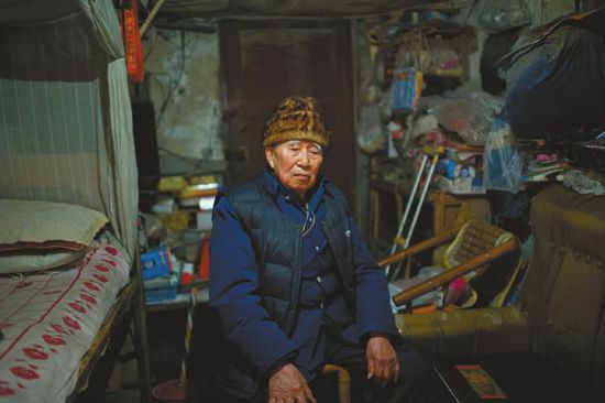 1月14日，成都五塊石車站附近，廖弟友在家接受記者采訪。