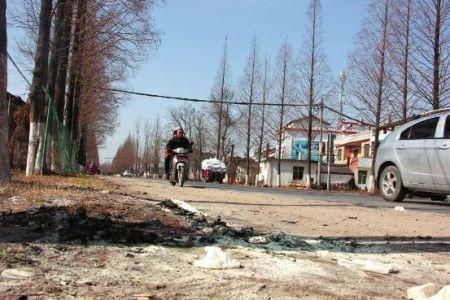 現(xiàn)場有條帶血的輪胎印記。