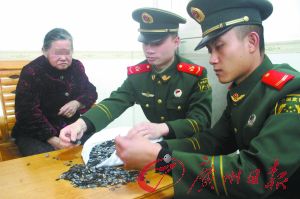 手機(jī)內(nèi)存卡因體積小、價(jià)值高，成為水客走私的“新寵”。圖為邊防官兵正在清點(diǎn)走私物品。