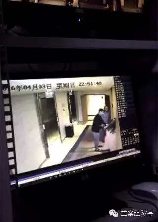 一女子在酒店被陌生男子拖拽。    視頻截圖
