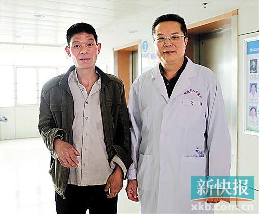 黃式水與增城區(qū)人民醫(yī)院醫(yī)生合影。 通訊員供圖