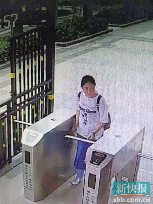 小區(qū)監(jiān)控拍到,保姆“李晴”于14日下午1時55分背著官女士的背包離開。均為當(dāng)事人供圖