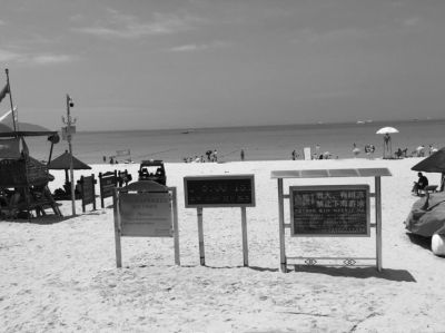 17日，事發(fā)海灘上警示標(biāo)志林立。