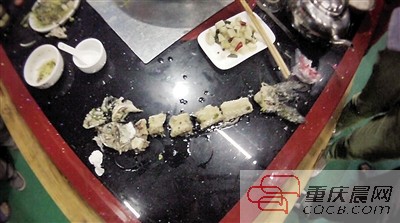 拼出魚骨，推斷魚沒有3斤8兩。 本報(bào)記者 平索茜 攝