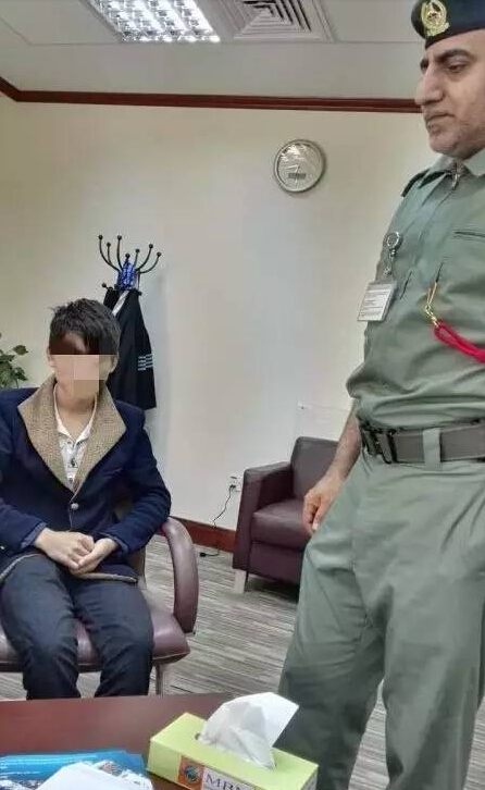 少年聽說當(dāng)乞丐月掙47萬元 潛入飛機偷渡去迪拜