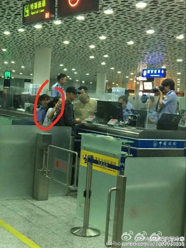 網(wǎng)友在得知此事后，紛紛炮轟上傳照片的人，認(rèn)為該舉動嚴(yán)重侵犯了一人的隱私，涉嫌犯罪