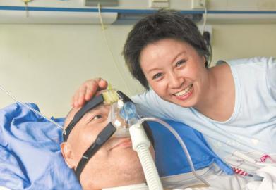 一年多來，楊曉華陪伴著臥病在床的男友，一日三餐悉心照料，毫無怨言。