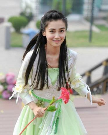 但是和倪妮站在一起，黑了一個色號，整個人都有點黯淡了。