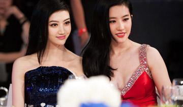 除了白，在合影中還有另外一個制勝法寶，就是——高。