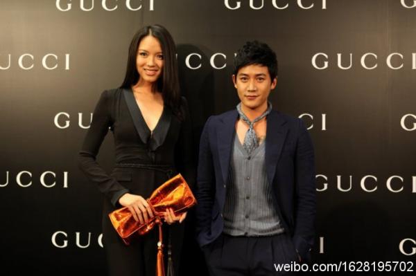 最右竟然是何韻詩，信號滿格……