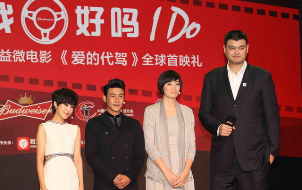 易建聯(lián)與姚明的合影本來好好的，丁俊暉一出現(xiàn)，立馬變“深V”，心疼小暉一秒