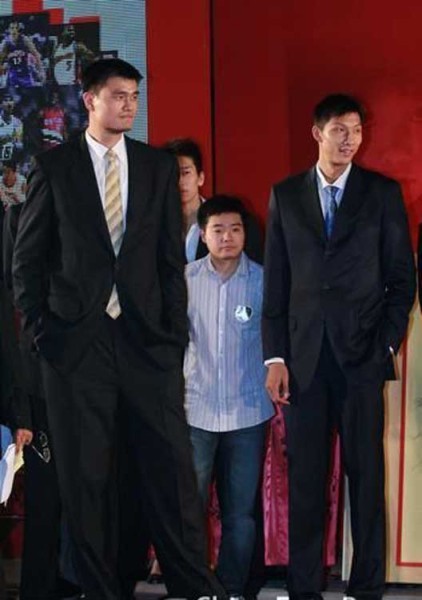 鄧超夫婦以及于嘉、林書豪，放在人群里都是不錯的身高，顯然，他們選錯了參照物。