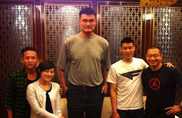 姚明+曾志偉，心疼兩人的脖子……