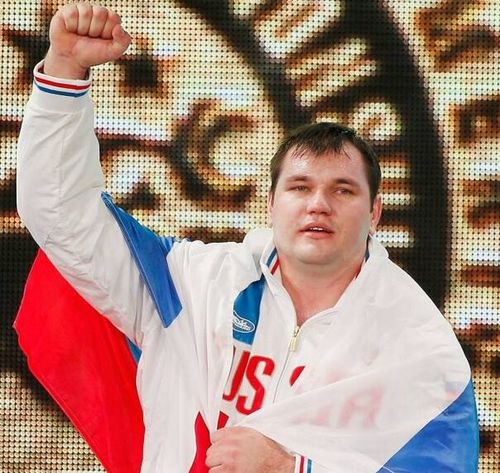 圖為2015年11月28日，阿列克謝·洛夫切夫在2015舉重世錦賽男子105公斤級(jí)頒獎(jiǎng)儀式上慶祝。