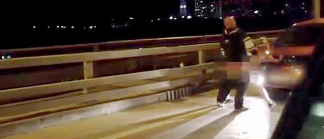 當(dāng)過往司機(jī)發(fā)現(xiàn)這對(duì)夫婦在立交橋上的奧迪汽車引擎蓋上“嘿咻”時(shí)，許多人靠邊停車觀看。（視頻截圖）