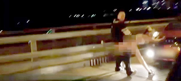 盡管許多人圍觀，但這對(duì)夫婦似乎對(duì)于露天表演毫不在意。（視頻截圖）