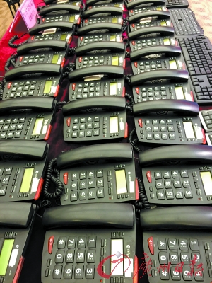 廣東警方展示偵破的跨境電信詐騙案中繳獲的作案電話(huà)。