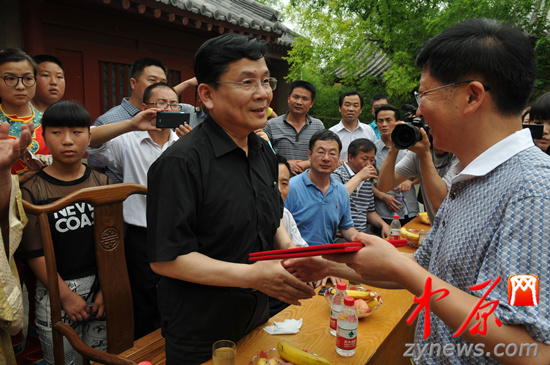 余光中、汪國(guó)真做客杜甫故里 共話詩(shī)圣家國(guó)情懷