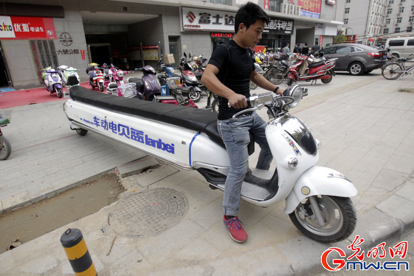 鄭州現(xiàn)4.7米“航母”電動(dòng)車:可坐十多人