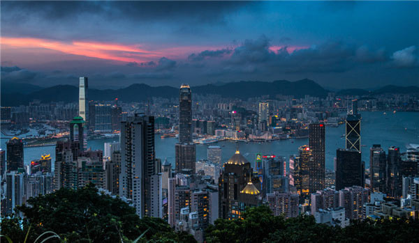 不要溫和地走進(jìn)那個良夜 因?yàn)橐固溃? width=