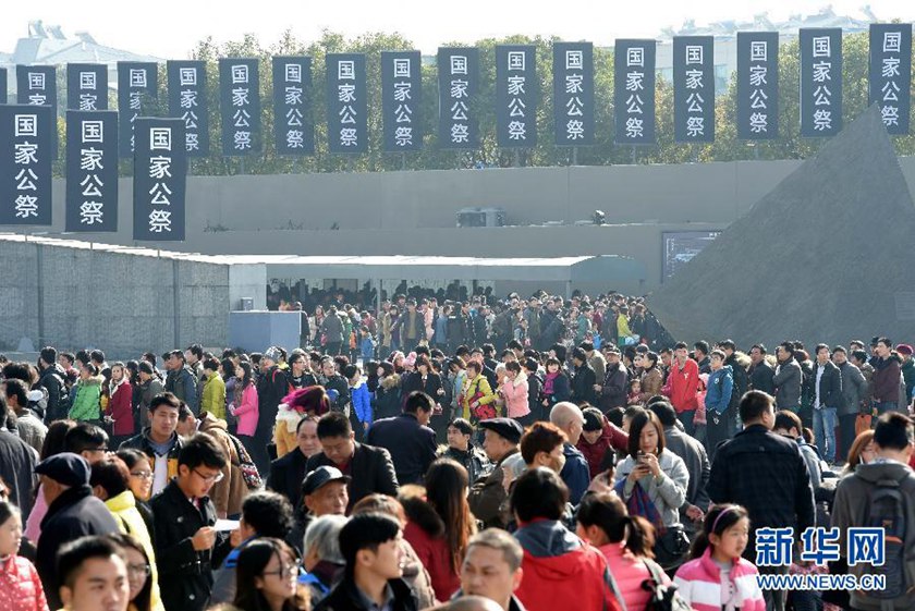 12月14日,參觀者在南京大屠殺遇難同胞紀(jì)念館參觀?！　⌒氯A社記者孫參攝